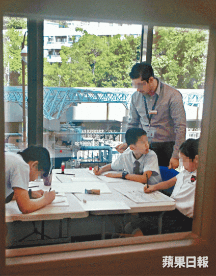 ■凱莉山租用尖沙嘴商廈作臨時小學校舍,課室內有身穿校服的學生上課。葉偉東攝 ■凱莉山租用尖沙嘴商廈作臨時小學校舍,課室內有身穿校服的學生上課。葉偉東攝