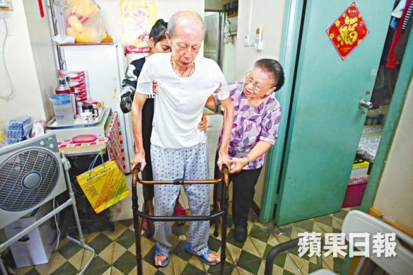 ■半身癱瘓的任生現年82歲,一直由任太照顧。■任太談起經歷時不禁落淚,並指一家人齊齊整整合照已成歷史。黃耀興攝 ■半身癱瘓的任生現年82歲,一直由任太照顧。■任太談起經歷時不禁落淚,並指一家人齊齊整整合照已成歷史。黃耀興攝