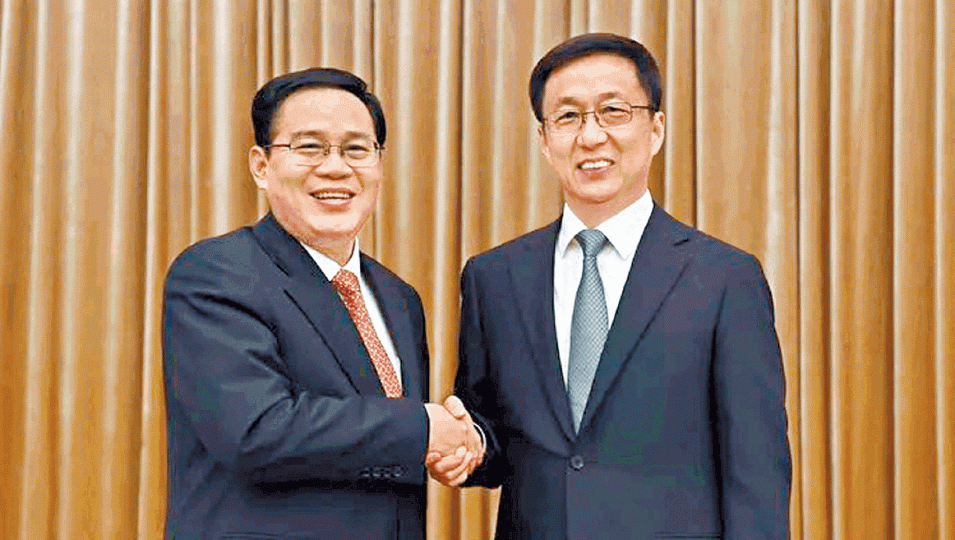 ■李強(左)接任上海市委書記,昨與韓正(右)交接。 ■李強(左)接任上海市委書記,昨與韓正(右)交接。