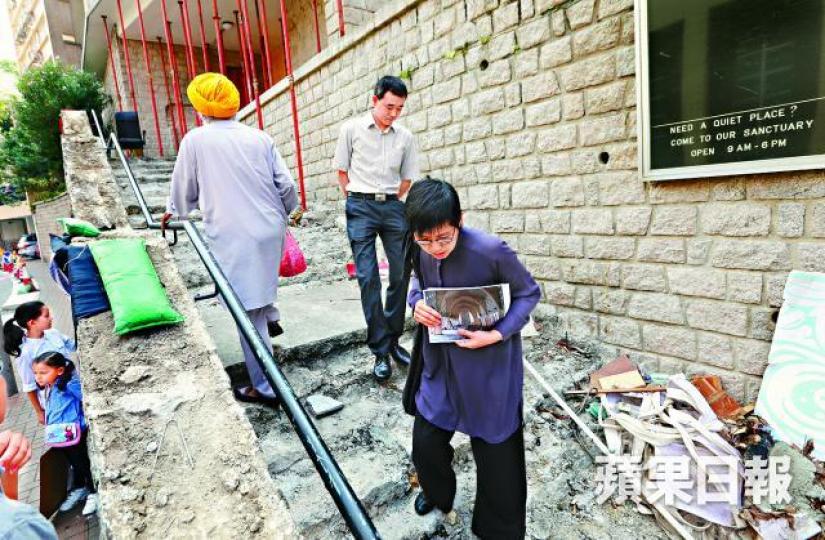 ■香港佑寧堂本月開始清拆,樓梯被扑碎。李家皓攝■佑寧堂重建後,花崗岩石牆會重置成日後教堂正面石梯。設計圖片■聖所內的巨型木造十字架獲保留。 ■香港佑寧堂本月開始清拆,樓梯被扑碎。李家皓攝■佑寧堂重建後,花崗岩石牆會重置成日後教堂正面石梯。設計圖片■聖所內的巨型木造十字架獲保留。