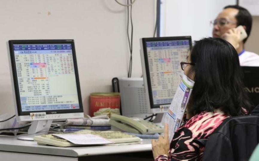 ■港股近期持續在「大時代」高位徘徊,偶爾急跌,消磨散戶的耐性。資料圖片 ■港股近期持續在「大時代」高位徘徊,偶爾急跌,消磨散戶的耐性。資料圖片