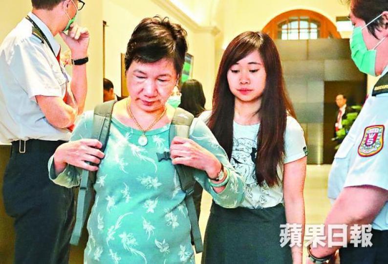 ■羅冠聰稱盼爭取時間多陪家人及女友;圖為羅母及袁嘉蔚上周到庭迎接獲准保釋的羅冠聰。
■羅冠聰稱盼爭取時間多陪家人及女友;圖為羅母及袁嘉蔚上周到庭迎接獲准保釋的羅冠聰。