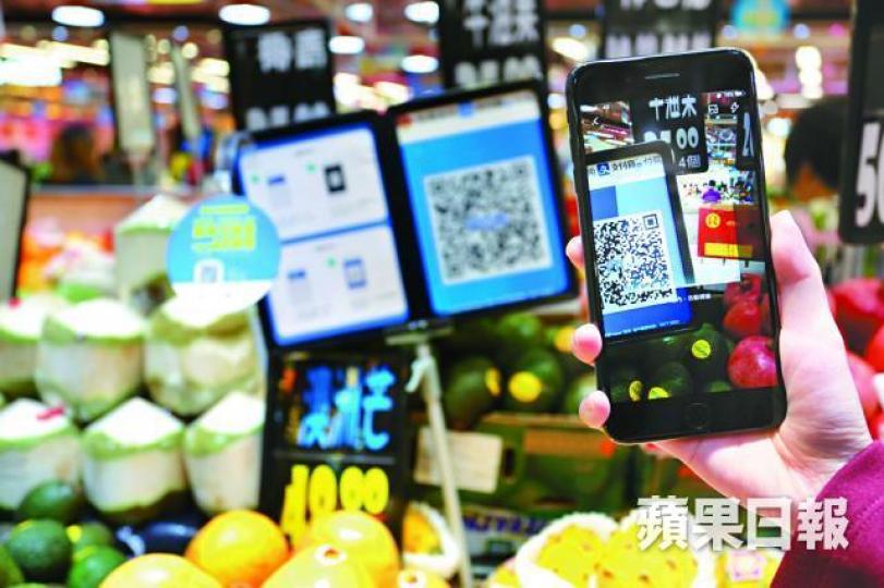 ■記者到街市實測支付寶HK,過程尚算順暢,但實際用戶不多。伍嘉亮攝 ■記者到街市實測支付寶HK,過程尚算順暢,但實際用戶不多。伍嘉亮攝
