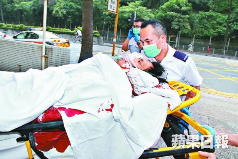 ■姓黃傷者被亂刀斬傷送院。 ■姓黃傷者被亂刀斬傷送院。
