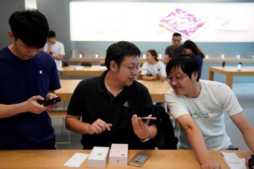 ■蘋果股價昨早段彈近2%。 ■蘋果股價昨早段彈近2%。