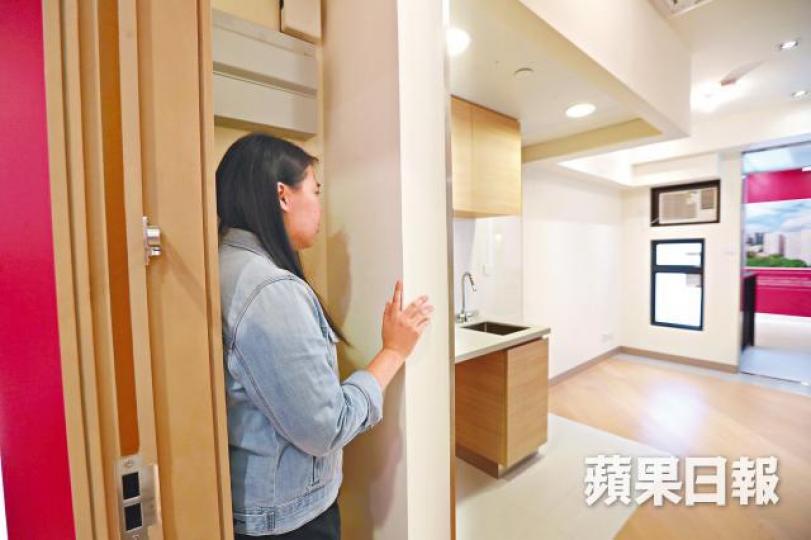【奇則凹位】■屯門翠鳴臺有單位大門口旁有個「騎呢」四方凹位,僅夠一人容身。 【奇則凹位】■屯門翠鳴臺有單位大門口旁有個「騎呢」四方凹位,僅夠一人容身。