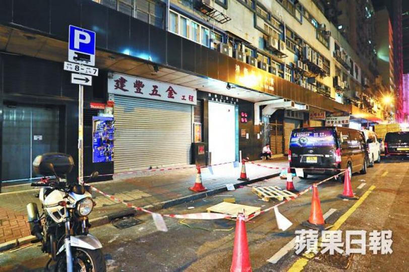 ■鴻圖道的商用車夜泊位被人用雪糕筒圍起霸位。 ■鴻圖道的商用車夜泊位被人用雪糕筒圍起霸位。