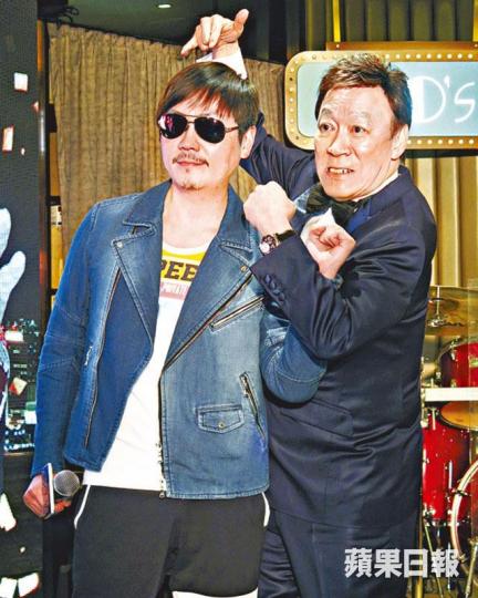 ■陳欣健(右)宣佈開演唱會,被李思捷即場下戰書鬥棟篤笑。
■陳欣健(右)宣佈開演唱會,被李思捷即場下戰書鬥棟篤笑。