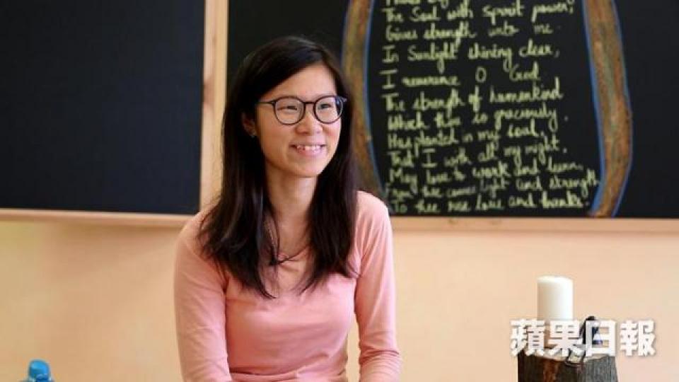 朱映樺指老師由小一教到小六的過程中,彷如重新經歷自身的童年。為了與Teacher Deepa聊天,有同學努力學習英文。學校設有繩網,讓同學在小息時有適當的運動,上課時更專心。課房色調柔和,能穩定同學的情緒。老師會跟同學一起吃午飯。 朱映樺指老師由小一教到小六的過程中,彷如重新經歷自身的童年。為了與Teacher Deepa聊天,有同學努力學習英文。學校設有繩網,讓同學在小息時有適當的運動,上課時更專心。課房色調柔和,能穩定同學的情緒。老師會跟同學一起吃午飯。