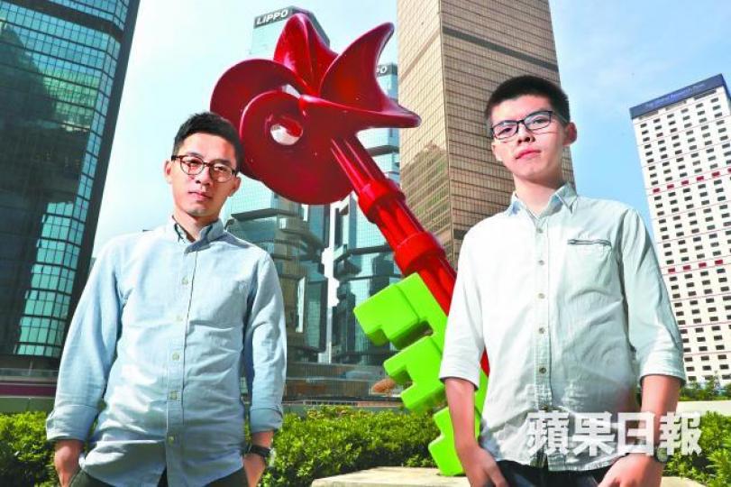 ■經歷近兩個月鐵窗生涯,黃之鋒(右)及羅冠聰(左)感受到自由的可貴。易仰民攝
■經歷近兩個月鐵窗生涯,黃之鋒(右)及羅冠聰(左)感受到自由的可貴。易仰民攝