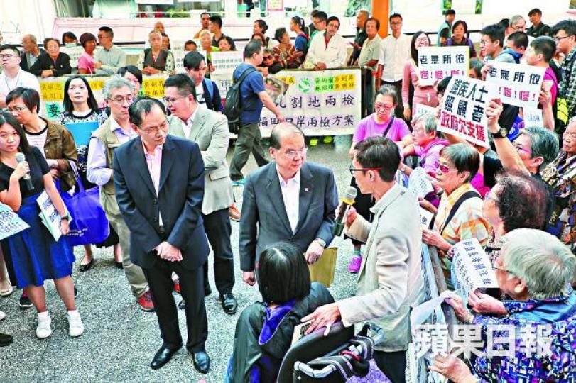 ■張建宗昨出席葵青區議會閉門會議前,遇到多個政黨及民間團體請願。夏家朗攝 ■張建宗昨出席葵青區議會閉門會議前,遇到多個政黨及民間團體請願。夏家朗攝