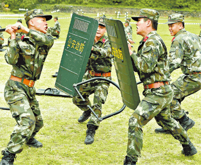 ■武警部隊將面臨大拆骨改組;圖為邊防武警訓練情況。 ■武警部隊將面臨大拆骨改組;圖為邊防武警訓練情況。