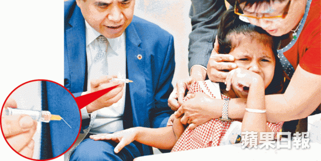 ■陳以誠為女童接種疫苗後針頭變攣(圓圖),他解釋因肌肉收縮所致。陳海威攝 ■陳以誠為女童接種疫苗後針頭變攣(圓圖),他解釋因肌肉收縮所致。陳海威攝