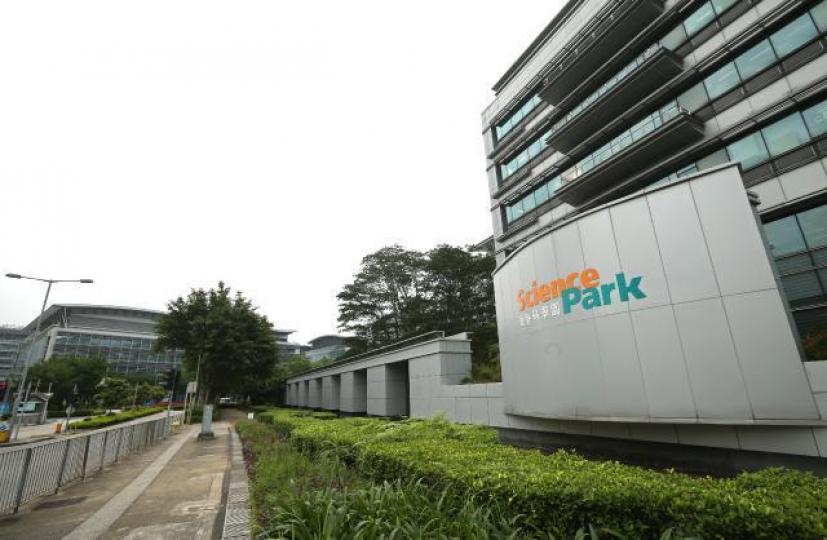 ■香港創新科技發展不濟,主要原因是不少尖子都寧願選擇當傳統穩陣的專業人士,不去鑽研科技。資料圖片 ■香港創新科技發展不濟,主要原因是不少尖子都寧願選擇當傳統穩陣的專業人士,不去鑽研科技。資料圖片