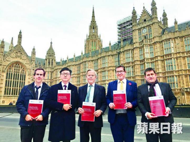 ■左起:學者馬寶康、香港本民前梁天琦、前中英聯合聯絡小組英方首席代表戴維斯、英國人權領袖羅哲斯及亞洲研究中心研究主任海明斯,均有出席發佈會。彭碧珊攝
■左起:學者馬寶康、香港本民前梁天琦、前中英聯合聯絡小組英方首席代表戴維斯、英國人權領袖羅哲斯及亞洲研究中心研究主任海明斯,均有出席發佈會。彭碧珊攝