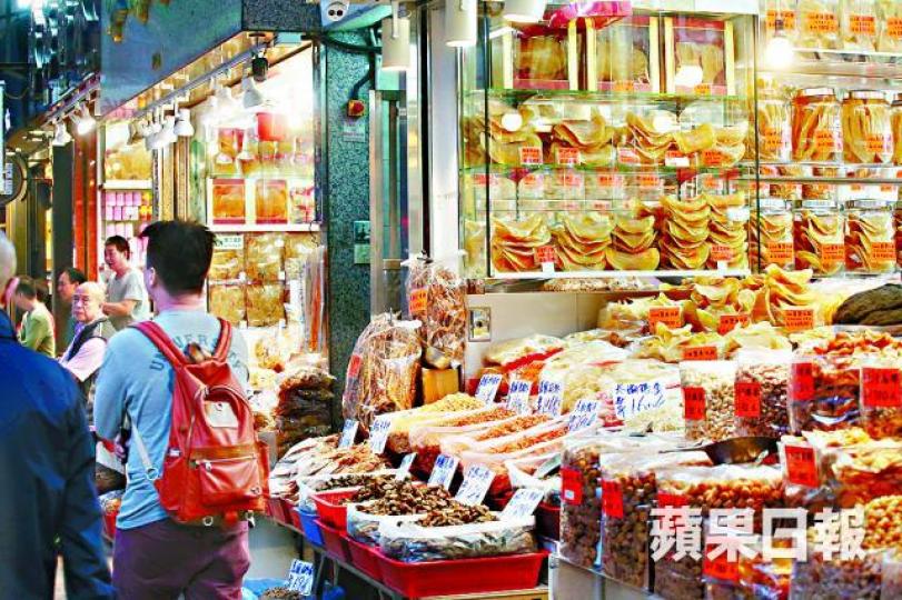 ■西環及上環一帶的海味店,部份被指以魔鬼魚翅充當鯊魚魚翅。 ■西環及上環一帶的海味店,部份被指以魔鬼魚翅充當鯊魚魚翅。