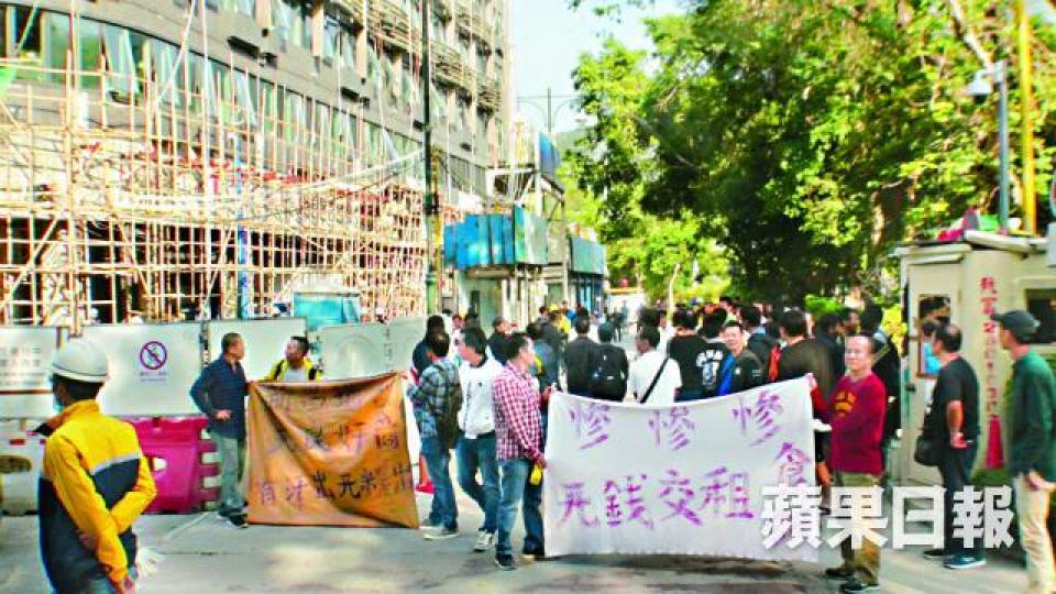 ■追薪工人昨在海洋公園萬豪酒店外抗議。
■追薪工人昨在海洋公園萬豪酒店外抗議。