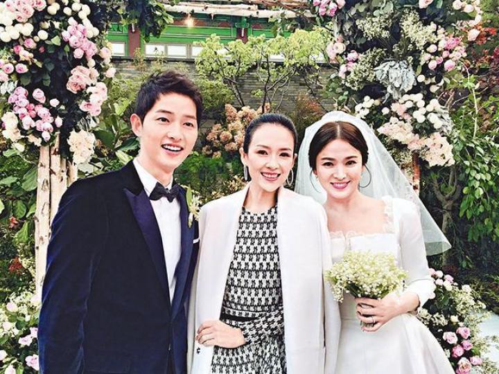 ■婚禮結束後,雙宋和眾親友影大合照,章子怡更站到一對新人中間。互聯網圖片■雙宋步入婚禮場地,現場佈置簡潔。微博圖片金喜善《太陽的後裔》編劇金恩淑《軍艦島》拍檔黃政民《軍艦島》拍檔金秀安崔智友《太陽的後裔》女二金智媛 ■婚禮結束後,雙宋和眾親友影大合照,章子怡更站到一對新人中間。互聯網圖片■雙宋步入婚禮場地,現場佈置簡潔。微博圖片金喜善《太陽的後裔》編劇金恩淑《軍艦島》拍檔黃政民《軍艦島》拍檔金秀安崔智友《太陽的後裔》女二金智媛