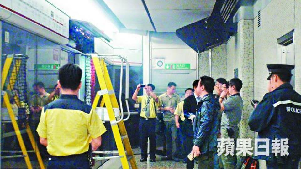 ■油麻地站月台幕門冒煙及火花,消防及警員接報到場戒備。詹家志攝 ■油麻地站月台幕門冒煙及火花,消防及警員接報到場戒備。詹家志攝