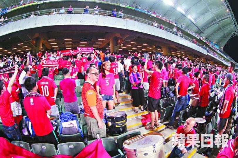 ■上月亞洲盃外圍賽中,有球迷在奏國歌時背向球場及發出噓聲,亦有人舉起港獨標語。
■上月亞洲盃外圍賽中,有球迷在奏國歌時背向球場及發出噓聲,亦有人舉起港獨標語。
