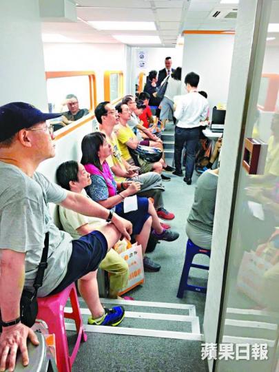 ■閱文招股首日,有市民湧往證券行借孖展。 ■閱文招股首日,有市民湧往證券行借孖展。