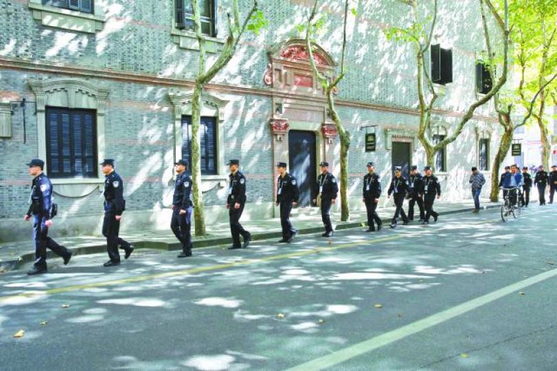 ■中共一大會址昨保安嚴密,附近道路亦有警察列隊巡邏。 路透社 ■中共一大會址昨保安嚴密,附近道路亦有警察列隊巡邏。 路透社
