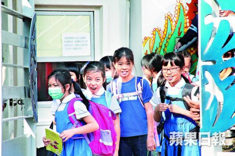 ■協恩小學傳出學生疑感冒病逝;昨有學生戴上口罩返學。周子惇攝 ■協恩小學傳出學生疑感冒病逝;昨有學生戴上口罩返學。周子惇攝