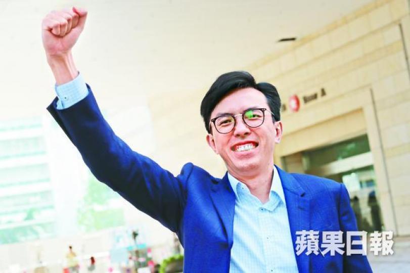 ■吳文遠昨判刑後獲准保釋等候上訴,離庭時指會更堅定對付威權政府。易仰民攝 ■吳文遠昨判刑後獲准保釋等候上訴,離庭時指會更堅定對付威權政府。易仰民攝