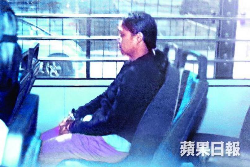 ■被控虐兒罪的菲傭昨被鎖上手銬,由囚車押送離開法院。黃耀興攝 ■被控虐兒罪的菲傭昨被鎖上手銬,由囚車押送離開法院。黃耀興攝