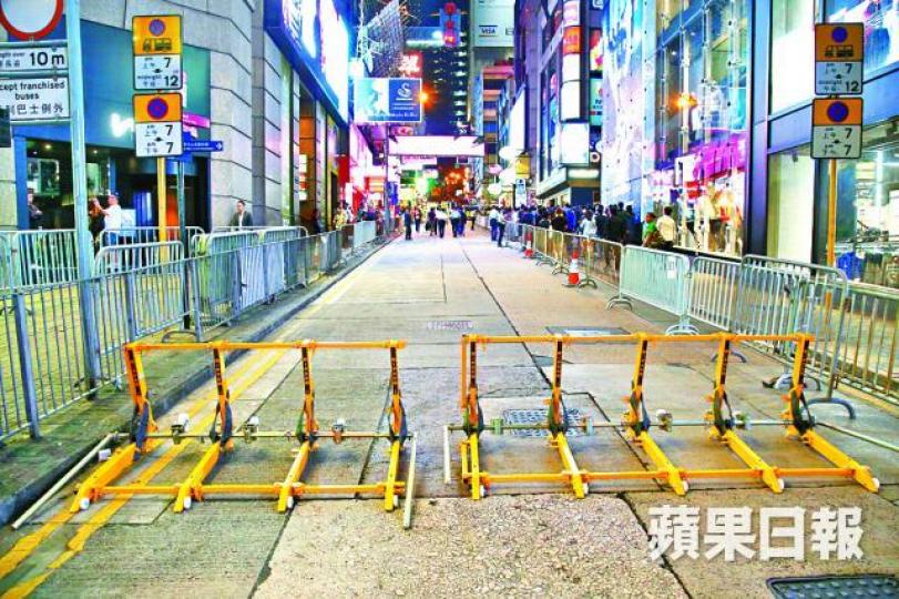 ■警方昨晚在蘭桂坊放置曾於國家主席習近平訪港期間使用的汽車攔截器。 ■警方昨晚在蘭桂坊放置曾於國家主席習近平訪港期間使用的汽車攔截器。