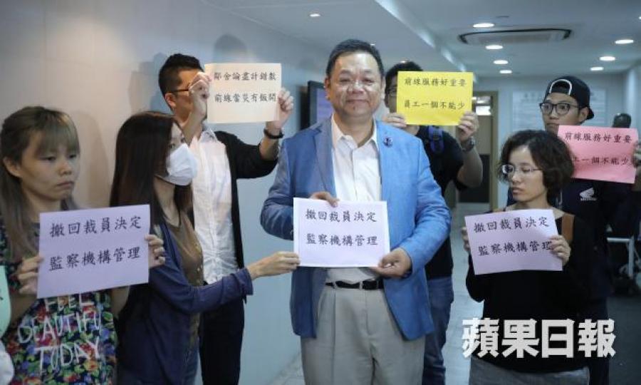 ■鄰舍員工關注組成員向執行委員會主席曾繁光(中)請願,促機構撤回裁員決定。王心義攝 ■鄰舍員工關注組成員向執行委員會主席曾繁光(中)請願,促機構撤回裁員決定。王心義攝