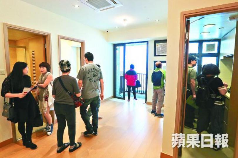 ■房協昨開放兩新盤的示範單位予市民參觀。易仰民攝■大批市民排隊輪候入場及索取申請表格。 ■房協昨開放兩新盤的示範單位予市民參觀。易仰民攝■大批市民排隊輪候入場及索取申請表格。