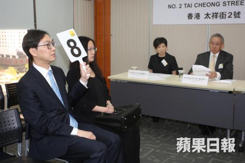 ■恒地執行董事黃浩明(左)昨早出席拍賣會,以底價統一太樂樓業權。李潤芳攝
■恒地執行董事黃浩明(左)昨早出席拍賣會,以底價統一太樂樓業權。李潤芳攝