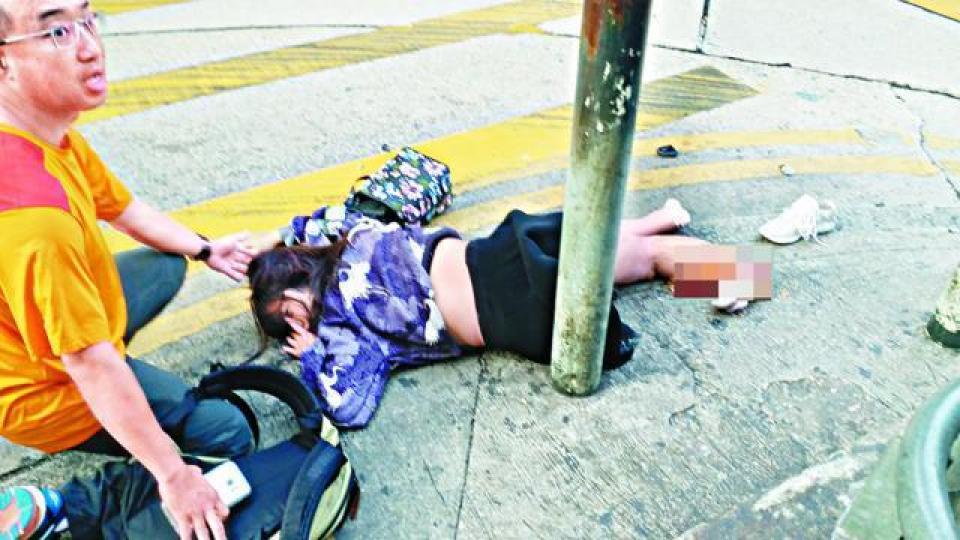 ■少女被撞倒地,腳踝位置斷開。讀者提供圖片 ■少女被撞倒地,腳踝位置斷開。讀者提供圖片