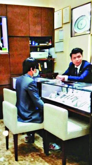 ■悍匪在2015年被拍到戴口罩進入錶行,其後搶走9隻名錶。 ■悍匪在2015年被拍到戴口罩進入錶行,其後搶走9隻名錶。