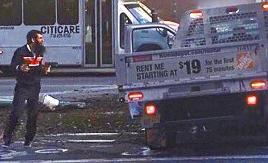 ■疑犯賽普夫撞死人後下車,在馬路上揮動手上兩把「槍」。互聯網■貨車鏟上單車徑,死傷慘重。美聯社■疑犯租來行兇的白色貨車跟黃色校巴相撞始停下,警方事後在場調查。路透社 ■疑犯賽普夫撞死人後下車,在馬路上揮動手上兩把「槍」。互聯網■貨車鏟上單車徑,死傷慘重。美聯社■疑犯租來行兇的白色貨車跟黃色校巴相撞始停下,警方事後在場調查。路透社