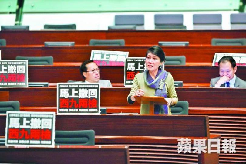 ■毛孟靜提出的中止待續議案昨遭否決,一地兩檢議案隨即續議。馬泉崇攝 ■毛孟靜提出的中止待續議案昨遭否決,一地兩檢議案隨即續議。馬泉崇攝