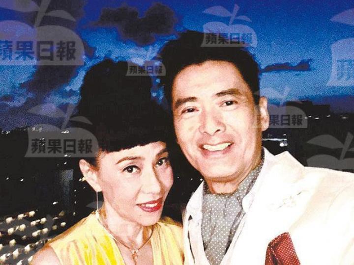 ■發嫂稱當年不乏追求者,因覺得和周潤發一起會得到幸福,所以最後揀了發哥。版權所有.嚴禁盜用■發哥討厭坐長途機,但發嫂喜歡巴黎,他於91年陪了太太去法國散心。版權所有.嚴禁盜用■原來當年發哥追發嫂,每日越洋一電、一明信片,就這樣奪得發嫂芳心。資料圖片■發嫂強調當年認識發哥時,沒有當他是大明星,所以第一次見面衣着好隨意,反而因為這樣吸引了發哥。資料圖片 ■發嫂稱當年不乏追求者,因覺得和周潤發一起會得到幸福,所以最後揀了發哥。版權所有.嚴禁盜用■發哥討厭坐長途機,但發嫂喜歡巴黎,他於91年陪了太太去法國散心。版權所有.嚴禁盜用■原來當年發哥追發嫂,每日越洋一電、一明信片,就這樣奪得發嫂芳心。資料圖片■發嫂強調當年認識發哥時,沒有當他是大明星,所以第一次見面衣着好隨意,反而因為這樣吸引了發哥。資料圖片