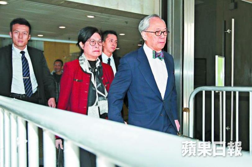 ■曾蔭權昨與妻子鮑笑薇離開法庭時神色凝重。何柏佳攝 ■曾蔭權昨與妻子鮑笑薇離開法庭時神色凝重。何柏佳攝