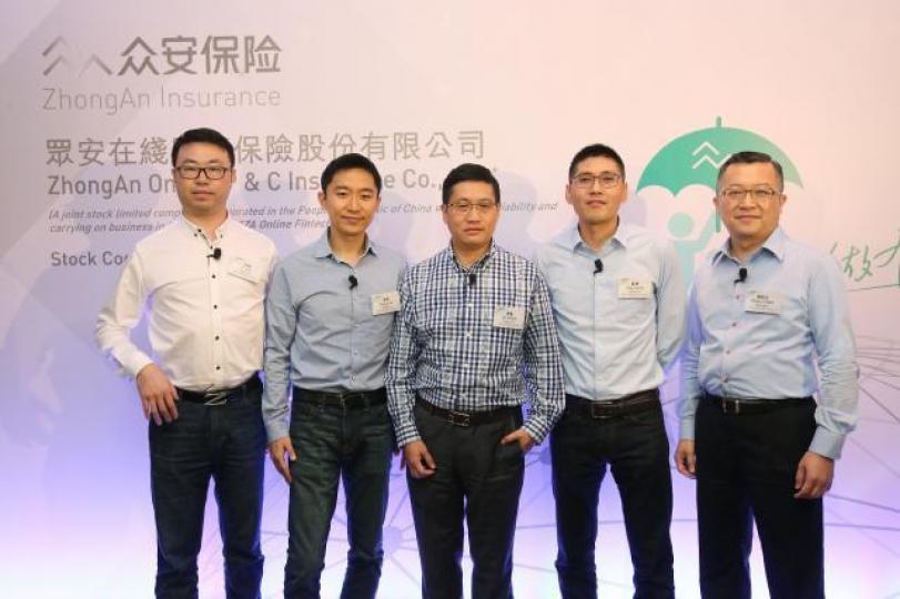 ■眾安COO許煒(左二)說,透過大數據設計個人化產品,以AI處理客戶服務和賠償申請,肯定比現時的模式更有效。資料圖片 ■眾安COO許煒(左二)說,透過大數據設計個人化產品,以AI處理客戶服務和賠償申請,肯定比現時的模式更有效。資料圖片