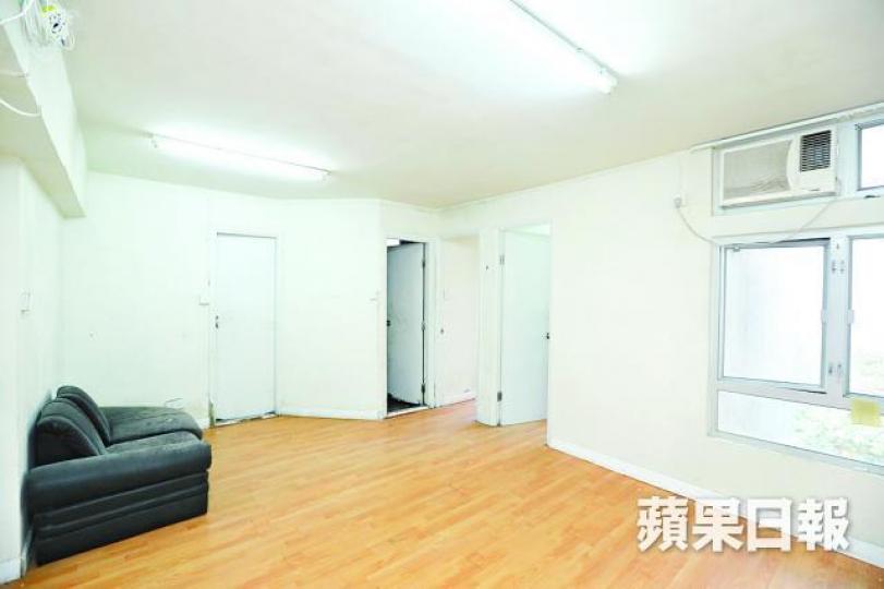 ■龍達樓公屋王裝修欠奉,牆身及房門已破損,只放有一張殘舊沙發。■單位廚房殘破,料新買家須將全屋大翻新。■青宏苑 ■龍達樓公屋王裝修欠奉,牆身及房門已破損,只放有一張殘舊沙發。■單位廚房殘破,料新買家須將全屋大翻新。■青宏苑