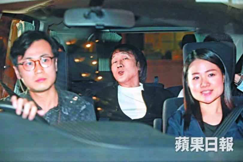 ■「上海仔」郭永鴻昨晚被警方由灣仔警察總部押往西區警署扣查。黎樹雄攝 ■「上海仔」郭永鴻昨晚被警方由灣仔警察總部押往西區警署扣查。黎樹雄攝