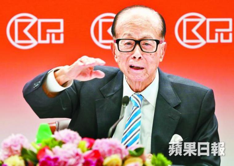 ■長實向國儲能源及本港炒家合組公司出售中環中心75%業權;圖為長和系主席李嘉誠。 ■長實向國儲能源及本港炒家合組公司出售中環中心75%業權;圖為長和系主席李嘉誠。