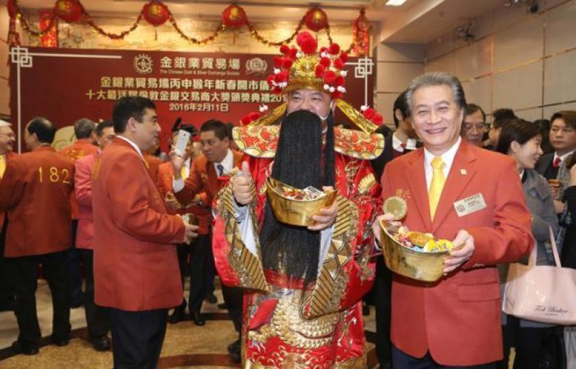 ■金銀貿易場搞活動好認真,新年搵財神派利是,今次玩穿金戴銀派對,應該幾有睇頭。資料圖片 ■金銀貿易場搞活動好認真,新年搵財神派利是,今次玩穿金戴銀派對,應該幾有睇頭。資料圖片