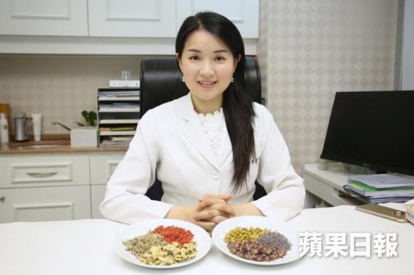 ■註冊中醫師楊明霞指,經硫磺加工的菊花,會失去天然光澤。李潤芳攝 ■註冊中醫師楊明霞指,經硫磺加工的菊花,會失去天然光澤。李潤芳攝