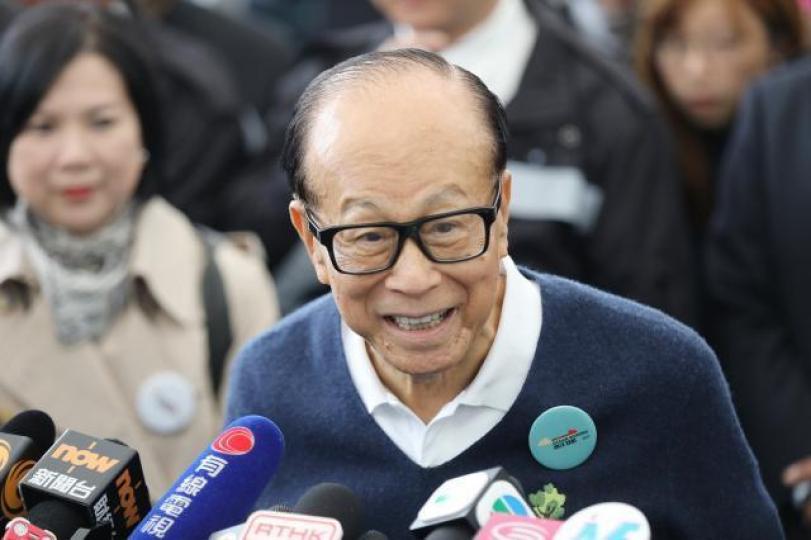 ■超人系前年大重組,和黃地產業務歸入長實,但長實現正逐漸變身基建股。 資料圖片 ■超人系前年大重組,和黃地產業務歸入長實,但長實現正逐漸變身基建股。 資料圖片