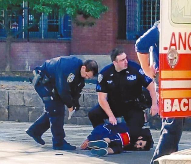 ■兩名警員將賽普夫按在地上制服。互聯網賽普夫 ■兩名警員將賽普夫按在地上制服。互聯網賽普夫
