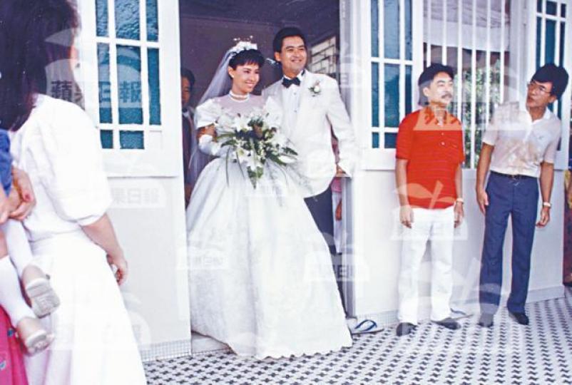 ■發哥與發嫂在1987年才補擺酒,她在1986年已與發哥結婚。版權所有.嚴禁盜用■發嫂首度剖白發哥的求婚經過,更坦言發哥曾說不會娶她。攝影:郭賢興■發哥當年在紐約拍攝《秋天的童話》時,驚喜向發嫂求婚。劇照■發哥與發嫂結婚多年,仍然恩愛如昔。版權所有.嚴禁盜用 ■發哥與發嫂在1987年才補擺酒,她在1986年已與發哥結婚。版權所有.嚴禁盜用■發嫂首度剖白發哥的求婚經過,更坦言發哥曾說不會娶她。攝影:郭賢興■發哥當年在紐約拍攝《秋天的童話》時,驚喜向發嫂求婚。劇照■發哥與發嫂結婚多年,仍然恩愛如昔。版權所有.嚴禁盜用