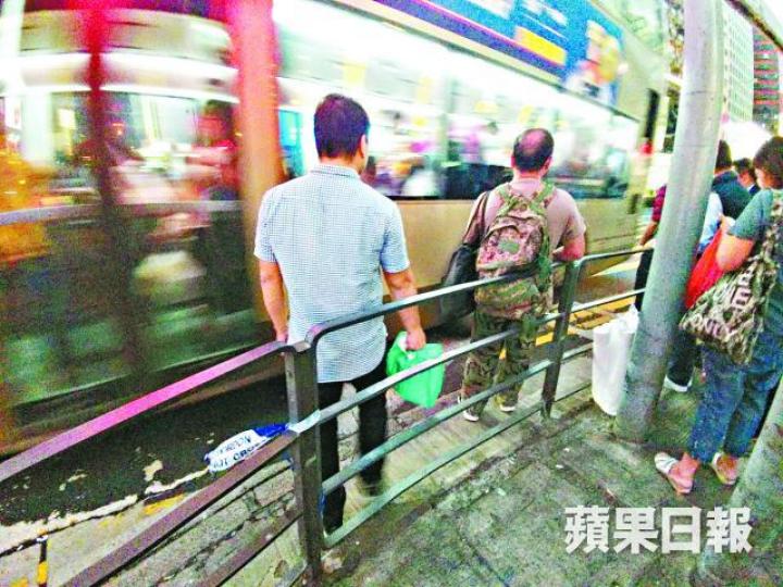 ■雖發生嚴重意外,但昨仍有途人站在圍欄外,巴士擦身駛過,險象環生。溫文學攝■19歲廣州少女黃曉儀(圖圓)前日遭一輛城巴輾斷右腳。 ■雖發生嚴重意外,但昨仍有途人站在圍欄外,巴士擦身駛過,險象環生。溫文學攝■19歲廣州少女黃曉儀(圖圓)前日遭一輛城巴輾斷右腳。
