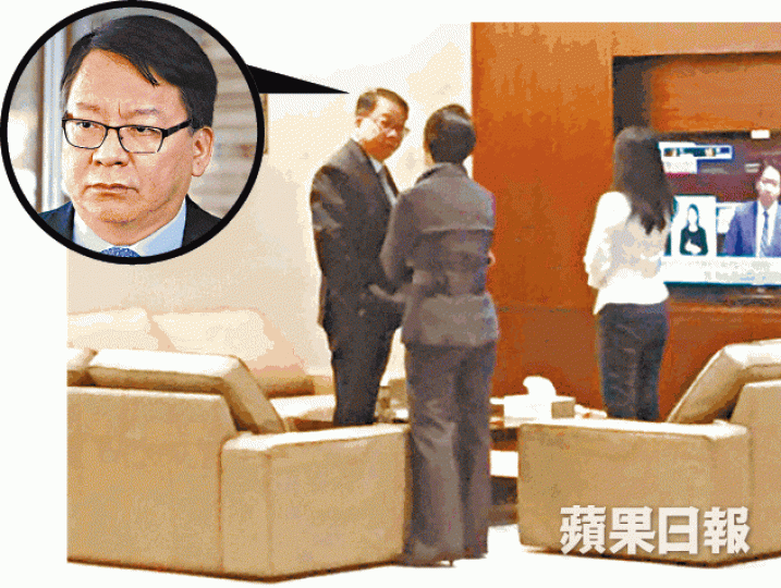 ■特首辦主任陳國基到立會監場,但仍無法阻止休會。 ■特首辦主任陳國基到立會監場,但仍無法阻止休會。